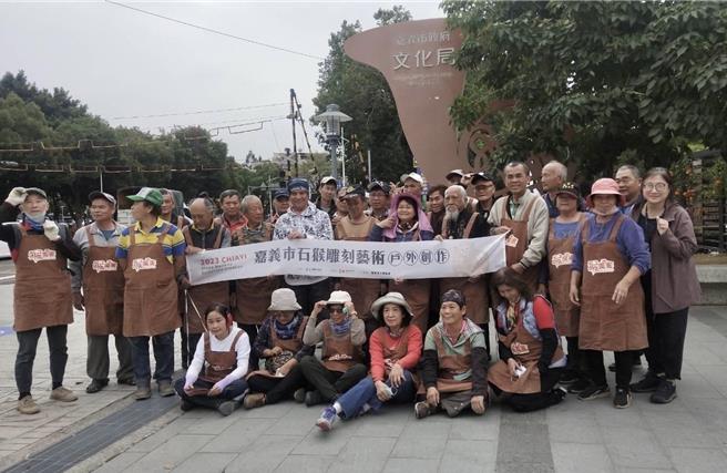 2023嘉义市石猴雕刻艺术户外创作，30位艺师同场创作。（嘉义市政府提供／廖素慧嘉市传真）