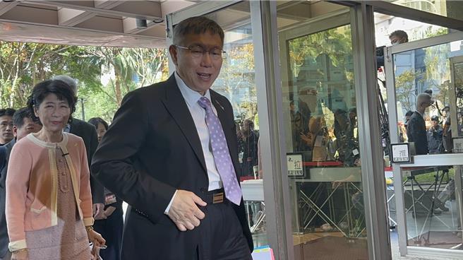 柯文哲中午12點50分以黑色西裝現身，選擇紫色、白圓點領帶，別著「KP」及國旗徽章，陳佩琪身穿淡紫色洋裝搭配粉紅色針織衫，面帶微笑向媒體招手，看起來神色輕鬆。（楊亞璇攝）