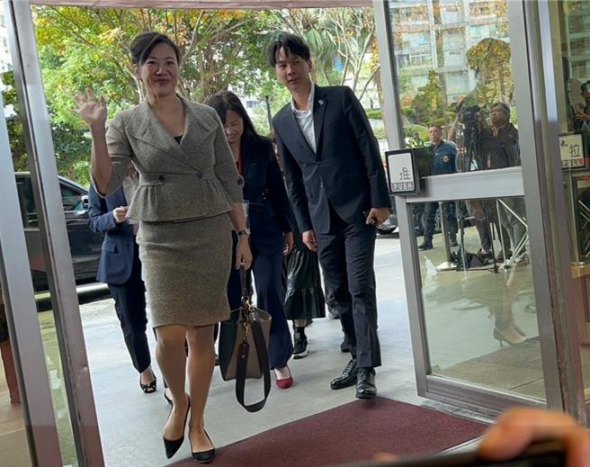 吳欣盈則在下午1時18時以駝色套裝現身，被問到今天是來見習的嗎？吳欣盈回稱，「幫主席打氣，謝謝大家」，並做出握拳加油手勢。