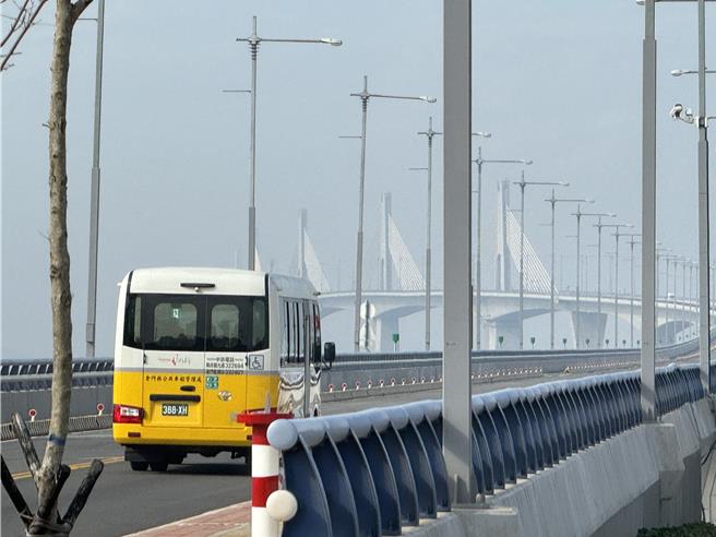 台湾好行「G线」金门大桥烈屿线今日通车，为金门五大乡镇的交通旅游网路补上最后一块拼图。(于家麒摄)