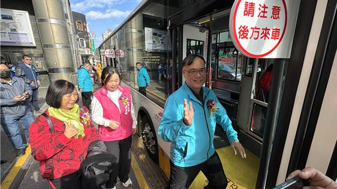 金门县副县长李文良(右一)也带着所有来宾一起上车，体验「G线」观光公车的优质服务。(于家麒摄)