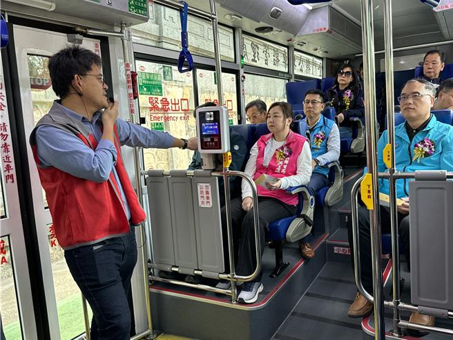 在随车导览员详尽的解说沿途风景名胜下，与会来宾一起体验了一趟「G线」观光公车优质的轻旅行。(于家麒摄)