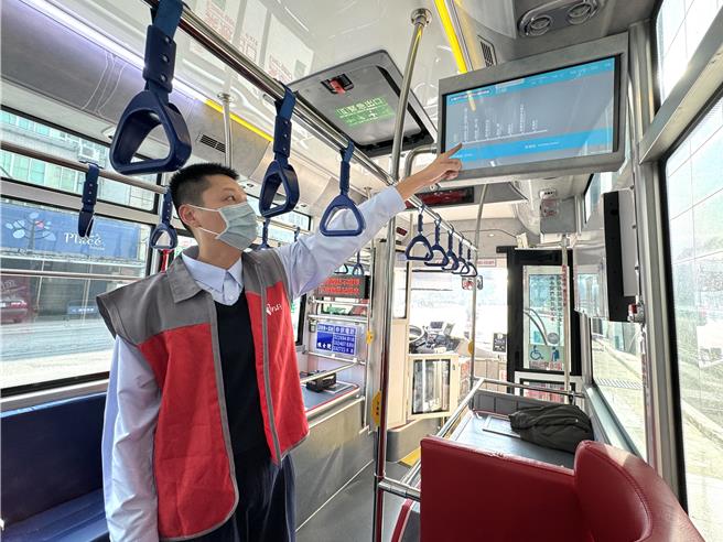 台湾好行「G线」金门大桥烈屿线使用的车型为今年交车的无障碍新中巴，车上配有液晶萤幕等设备清楚显示各站旅游资讯。(于家麒摄)