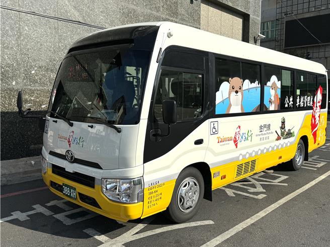 台湾好行「G线」金门大桥烈屿线使用的车型为今年交车的无障碍新中巴，以因应烈屿乡车辙道特色及落实无障碍公共运输。(于家麒摄)