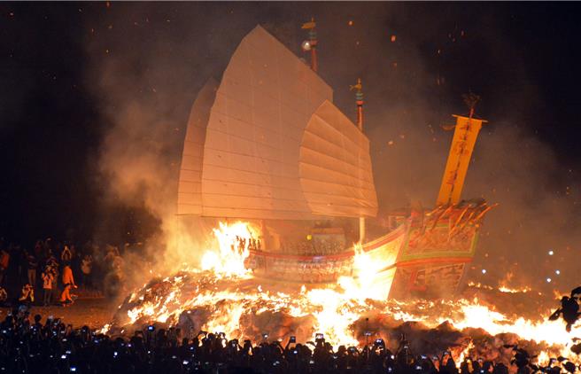 眾所期待东港三年一科迎王平安祭典时间出炉，经典的烧王船画面，预计又将吸引国内外游客参与。（本报资料画面）