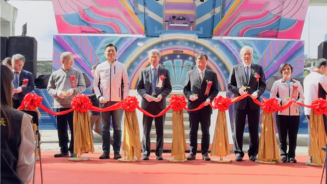 三重宏仁醫院新大樓今日落成啟用，院方舉辦剪綵儀式。（呂健豪攝）