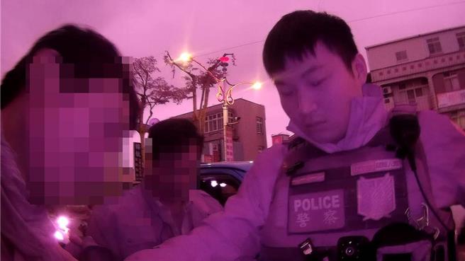 车姓男子背3条通缉，一度以跟老板出门没带证件蒙混，仍遭警识破就逮。(翻摄照片／蔡依珍桃园传真)