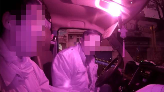 车姓男子背3条通缉，一度以跟老板出门没带证件蒙混，仍遭警识破就逮。(翻摄照片／蔡依珍桃园传真)