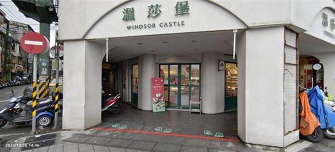 基隆市長謝國樑上任後，持續針對「人本交通」及「永續運輸」目標執行改善。在開放騎樓停機車部分，搭配「綠腳丫」貼紙讓行人也有充分通行空間，讓騎士好停、行人好行。圖為騎樓綠腳丫貼紙情形。（基隆市交通處提供／徐佑昇基隆傳真）