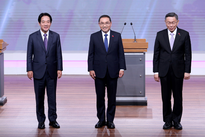 2024年總統大選總統候選人辯論會30日舉行，民進黨總統候選人賴清德（左起）、國民黨總統候選人侯友宜、民眾黨總統候選人柯文哲出席，就相關議題相互辯論，3位候選人在辯論會前合影。（台北市攝影記者聯誼會提供）