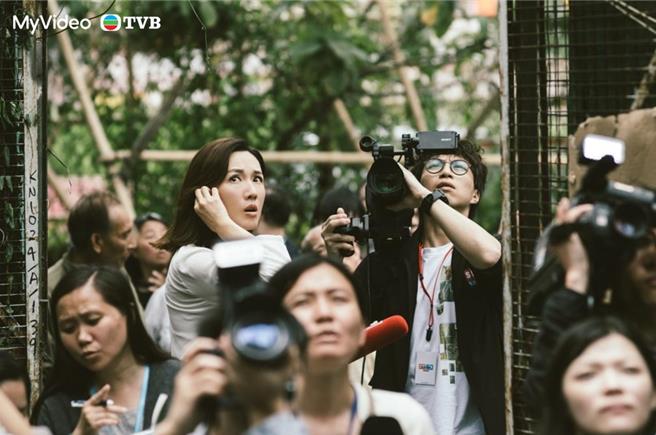 李施嬅（左）饰演SNK News午间新闻主播张家妍。（MyVideo／TVB提供）