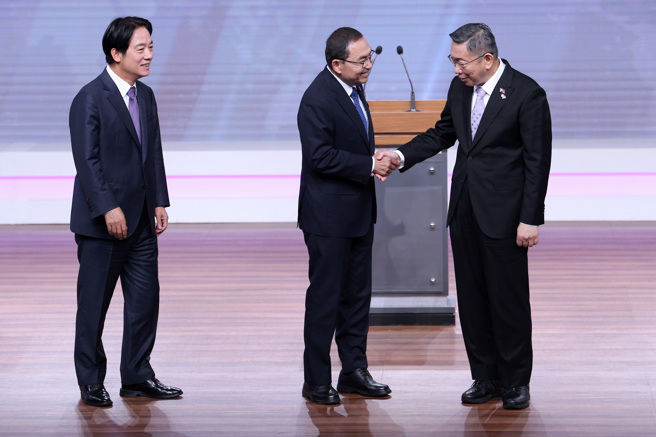 2024年总统大选总统候选人辩论会30日举行，民进党总统候选人赖清德（左起）、国民党总统候选人侯友宜、民眾党总统候选人柯文哲出席，就相关议题相互辩论，3位候选人在辩论会前合影，彼此互相握手致意。（台北市摄影记者联谊会提供／黄世麒摄）