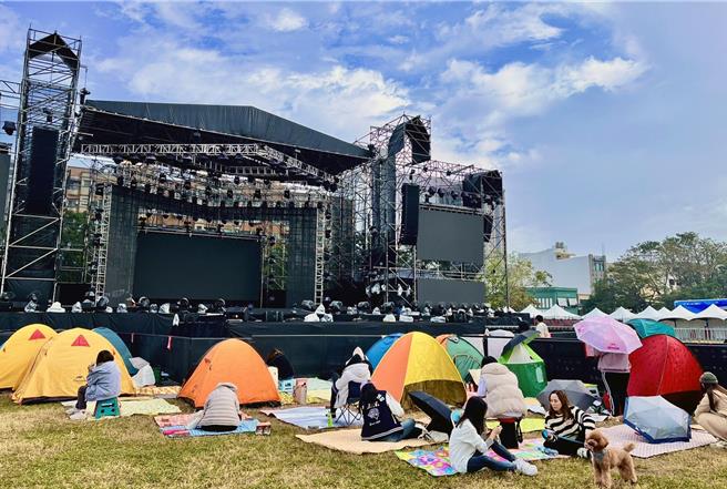 2024「台南好young」跨年演唱會公布卡司後，29日就有民眾在現場搭帳棚過夜，以便開放排隊後搶占舞台前的最佳觀賞位置。（市府提供／洪榮志台南傳真）