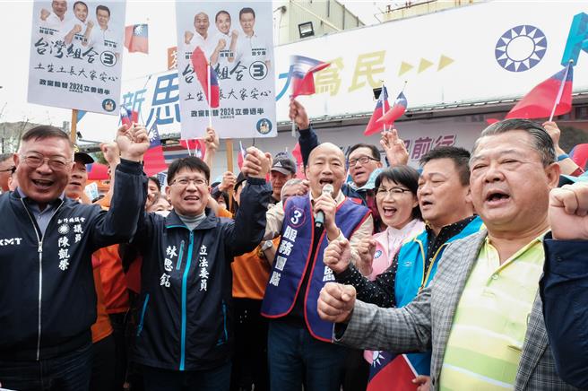 韩国瑜（中）30日下午到新竹县林思铭竞选总部加油，与支持者高喊「侯友宜冻蒜！」「林思铭冻蒜！」「国民党胜利！」（罗浚滨摄）
