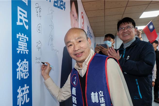 韩国瑜到林思铭竞选总部背板签名，力挺林思铭（右）。（罗浚滨摄）