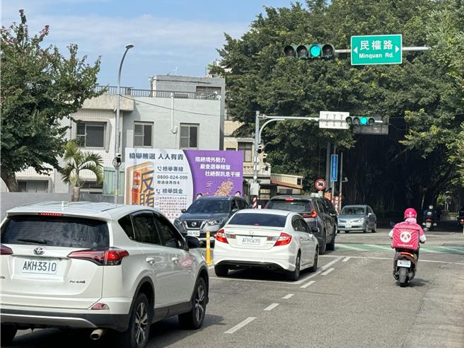 為有效降低夜間事故發生，金門各市區與主要道路路口號誌，明年元旦起將調整為24小時運作。(于家麒攝)