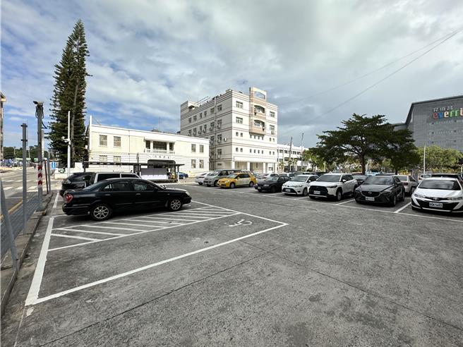為改善停車環境及提升停車周轉與使用效率，金湖、金城市區及水頭港區等多處停車空間將自明年元旦啟動收費。(于家麒攝)