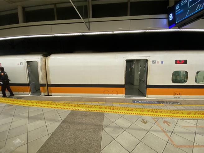 铁路警察接获高铁列车出现不明纸盒不敢大意，现场拉起封锁线后通知防爆小组到场处置。（铁路警察局提供／任义宇高雄传真）