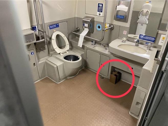 经刑事警察局防爆小组现场处置后，确认列车遗留纸盒并非爆裂物，仅有旅客食用完毕蔬果皮。（铁路警察局提供／任义宇高雄传真）