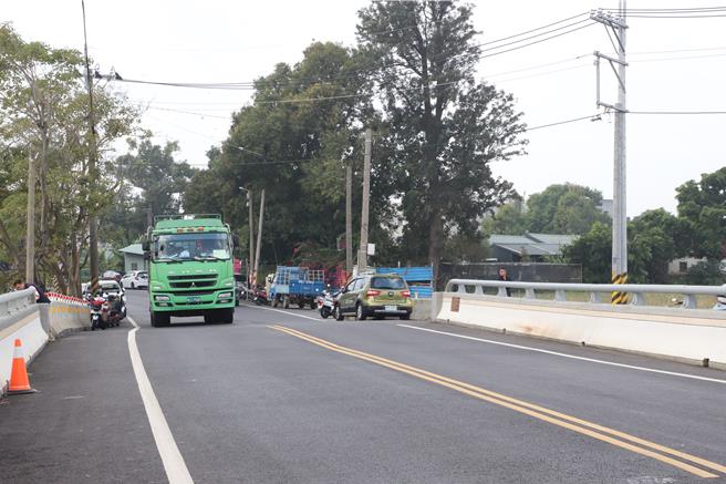 嘉縣民雄鄉中央橋改建，今天謝土，祈求人車通行安全。（廖素慧攝）