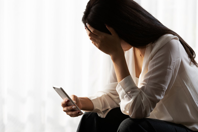 江女发现丈夫偷腥国中女同学，愤而提告求偿。（示意图／shutterstock）