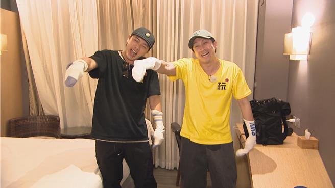 坤达（左）与陈汉典一起搞笑。（好看娱乐提供）
