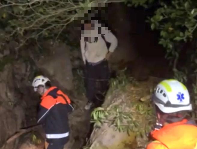 金門一名男子(中)昨隻身爬太武山蔡厝古道迷路，警消使用119簡訊報案系統定位迅速找到人救援成功。(圖／金門縣消防局提供)