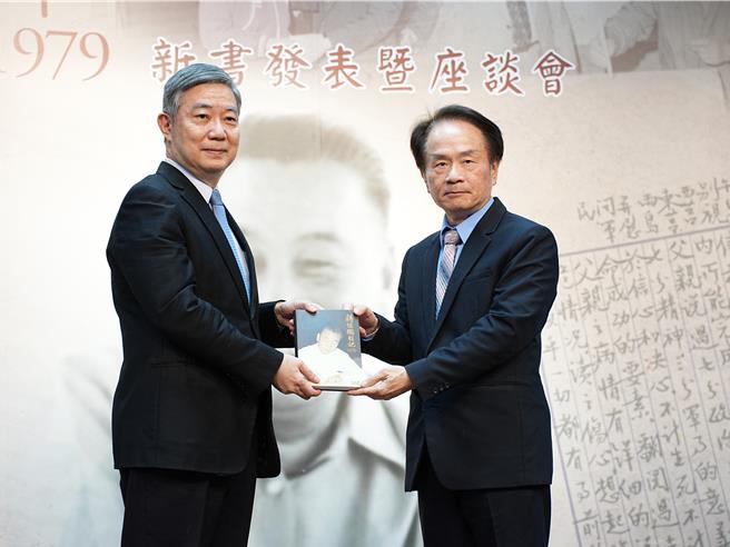 今(30)日於國史館台北館區舉辦新書發表暨座談會，國史館長陳儀深(右)也贈書予蔣經國國際學術交流基金會，由基金會執行長陳純一(左)代表受贈。(黃敬文攝)