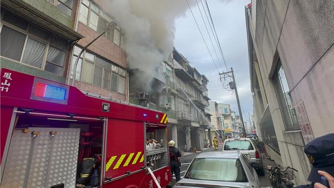 高雄凤山一处透天厝起火燃烧，3层建物冒起浓烟，警消出动13车26人前往抢救，于20分钟内完成扑灭。（民眾提供／任义宇高雄传真）