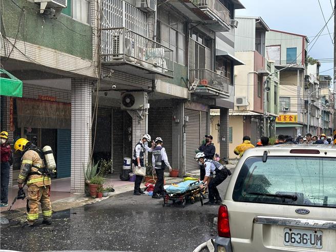 消防队进入屋内搜救时，发现男性屋主倒卧2楼楼梯口已无生命迹象，已送往医院急救中。（民眾提供／任义宇高雄传真）