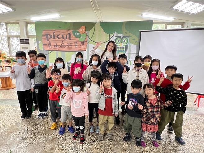 今（30）日由艺人艾莉丝担任一日说故事姐姐姐，与孩子一起享受阅读时光。（新北市原民局提供／刘玮晴新北传真）