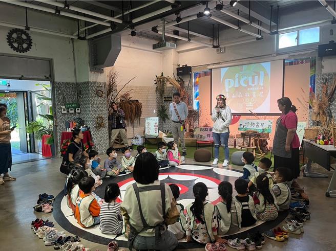 picul泰山森林书屋收藏了许多以「族语」为书名的原住民族相关绘本，新北市原民局希望透过「说故事时间」推动全民原教。（新北市原民局提供／刘玮晴新北传真）