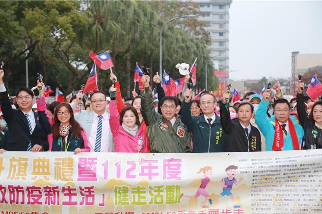 新营在地人推荐，明天参加跨年晚会后，隔天清晨5点多再到新营体育馆参加元旦升旗和健走活动。（新营区公所提供／张毓翎台南传真）