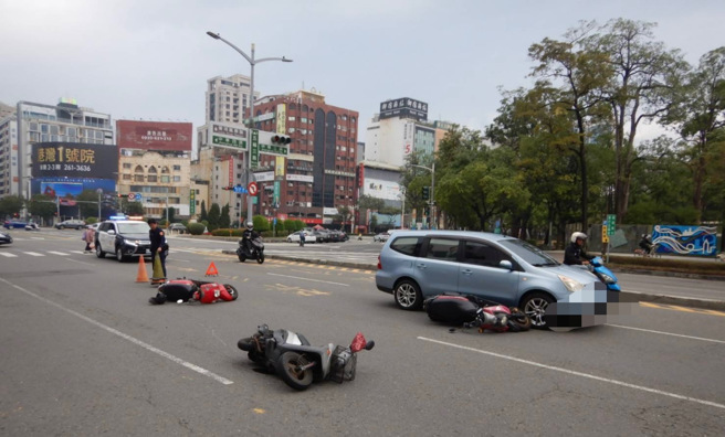 高雄市前金區五福三路與仁德街口有一起交通事故。（圖／警方提供）