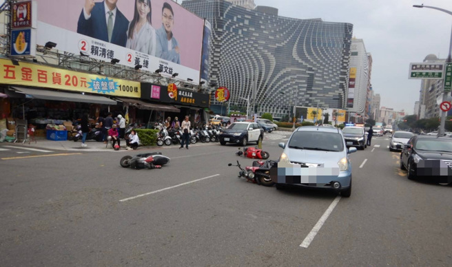高雄市前金區五福三路與仁德街口有一起交通事故。（圖／警方提供）