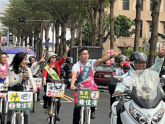 立委锺佳滨(中)特地穿上围裙、号召屏东女力站出来，力挺同党立委吴思瑶。