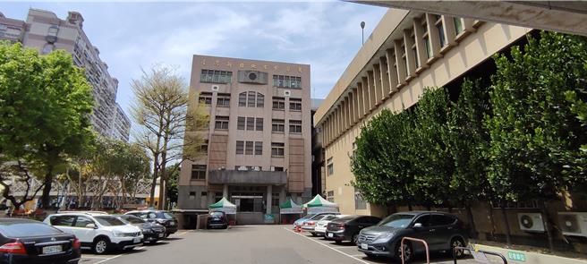 新北地檢署29日依涉犯反滲透法，向法院聲押禁見孫男及笪女，法院審理後今晨裁定孫男羈押禁見，笪女則以10 萬元交保，限制出境出海。（陳慰慈攝）