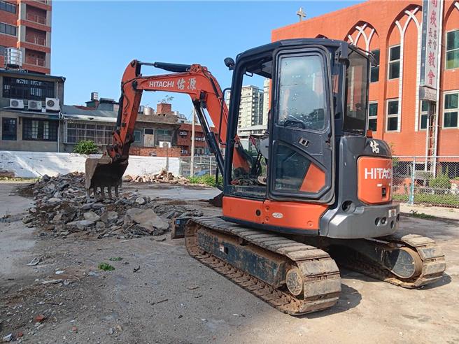 桃园市芦竹区新南路一段的加油站曾因污染遭当地民眾抗议，已荒废閒置多年，交通局表示，目前土地已点交完毕，预计农历年前可开幕启用。（桃园市交通局提供／陈梦茹桃园传真）