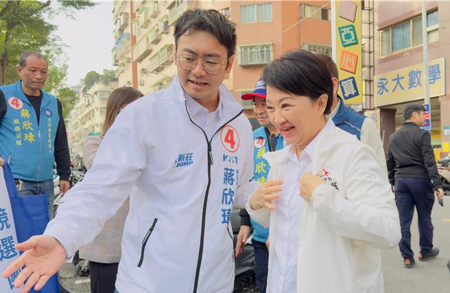 台中市卢秀燕今日下午到新北市新庄替国民党立委候选人蒋欣璋站台。（吕健豪摄）