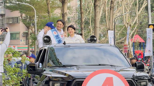 卢秀燕北上力挺蒋欣璋，陪同车队扫街。（吕健豪摄）