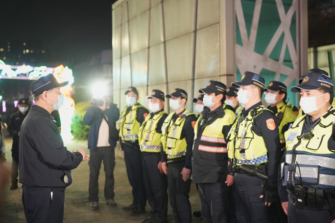 新北警執行少年保護專案 掃蕩不良場所保障青少年身心發展，警察局長廖訓誠主持勤教向員警任務提示及交付。（圖 / 劉詠韻翻攝）