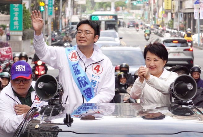 台中市长卢秀燕（右）30日陪同国民党新庄区立委候选人蒋欣璋（左）车队扫街。（姚志平摄）