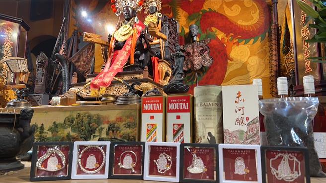 台南市31日跨年夜将有403间宗教团体同步举办敲钟祈福活动，永康区聚保堂准备4000份珠宝银饰在活动中发送，只要「来敲就有」，几乎人人有奖。（读者提供／程炳璋台南传真）