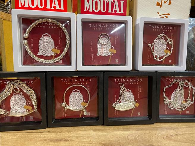 台南市31日跨年夜将有403间宗教团体同步举办敲钟祈福活动，永康区聚保堂将发送4000份珠宝银饰，成人款银饰每份价值2500元。（读者提供／程炳璋台南传真）