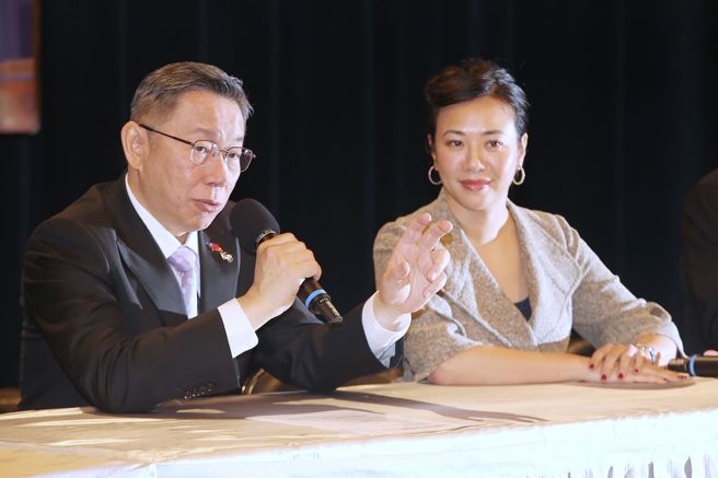 2024年总统大选总统候选人辩论会30日举行，民眾党副总统候选人吴欣盈对于被拍到在台下睡着，苦笑说「感冒、带小孩，没办法」。（台北市摄影记者联谊会提供／黄世麒摄）