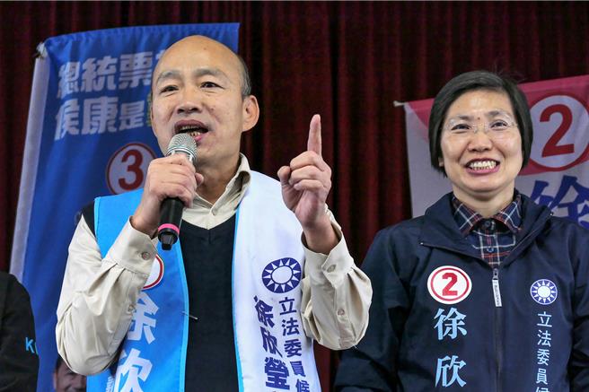 韩国瑜到新丰乡中正堂挺徐欣莹（右），指出，中华民国是客家人所创建，孙中山有客家血统，客家人绝对反对台独，支持中华文化源远流长，但民进党执政后却修改课纲，斩断中华文化的根。（罗浚滨摄）