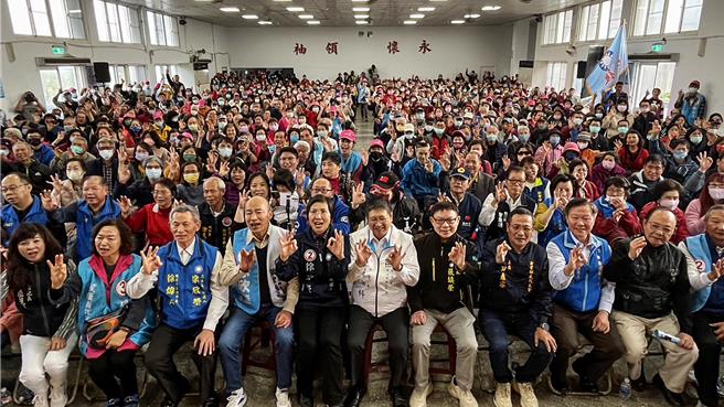 徐欣莹在新丰乡中正堂造势活动，韩国瑜（左四）到场力挺徐欣莹（左五），会场人潮满满，一起比出总统侯选人侯友宜3号的OK手势。（罗浚滨摄）