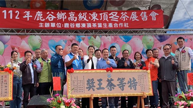 南投县重要茶区鹿谷乡30日一连举行2场冬茶竞赛颁奖典礼，投二区争取连任的民进党立委蔡培慧(前排右三)与挑战现任的国民党立委候选人游颢(前排左四)为抢攻茶乡选票同台。曾雪蒨摄