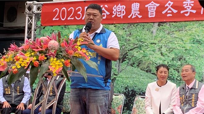 挑战现任的国民党立委候选人游颢强调自己是竹山鹿谷在地出身，以人亲土亲喊话乡亲支持再第年轻人前进立法院，配合县长许淑华一起将鹿谷好茶行销出去。曾雪蒨摄