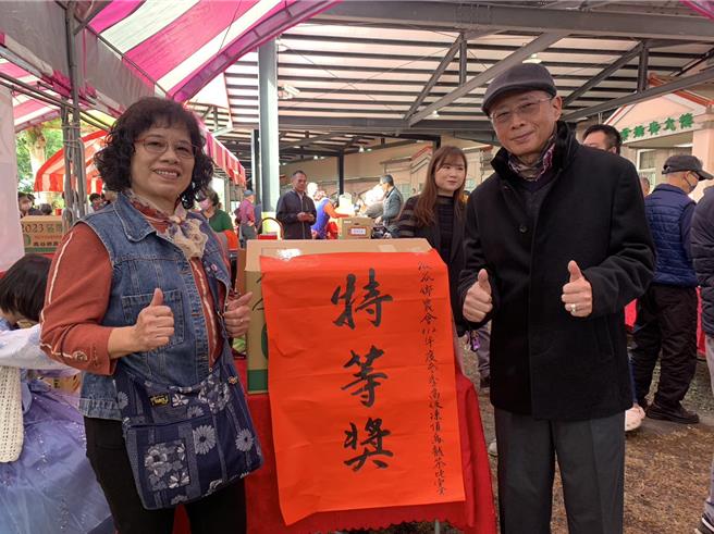 茶农刘建聪(右)夺得2023年鹿谷乡农会冬茶竞赛特等茶王大奖，领奖后开心与夫人(左)合影。曾雪蒨摄